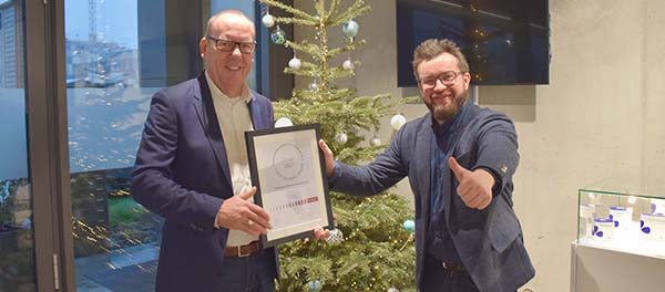 David Häusler erhält von Kay Stamer, Vertriebsleiter der GN Hearing, den Smart Hearing Award
